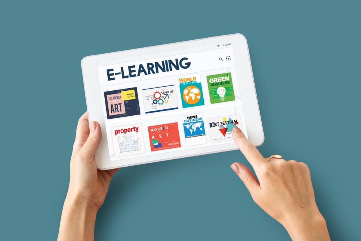  E-learning concept displayed on a tablet, featuring educational content and interactive elements for online learning.