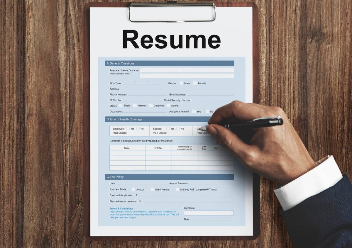  A guide illustrating steps to write an effective job resume, featuring tips and examples for job seekers. 