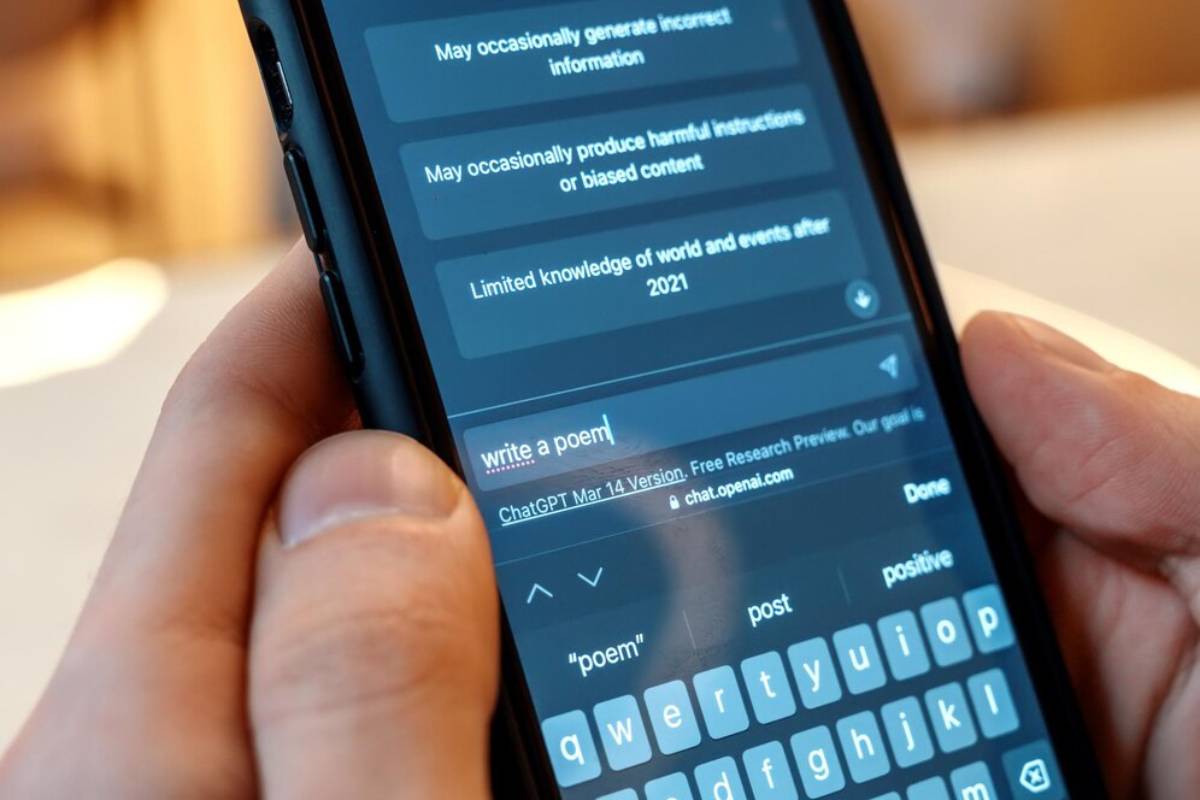 A person is using ChatGPT and asking a question by writing a prompt.